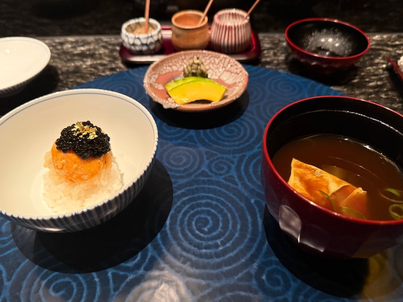 白飯にのせた揚げた黄身とキャビアと金箔、赤出汁と香の物