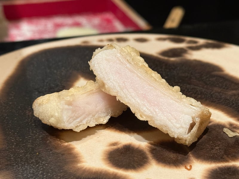 厚みのある身を二切れに揚げた太刀魚