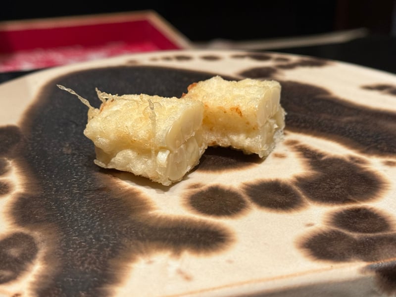 粒を並べたまま二切れに切った白いとうもろこしの天麩羅