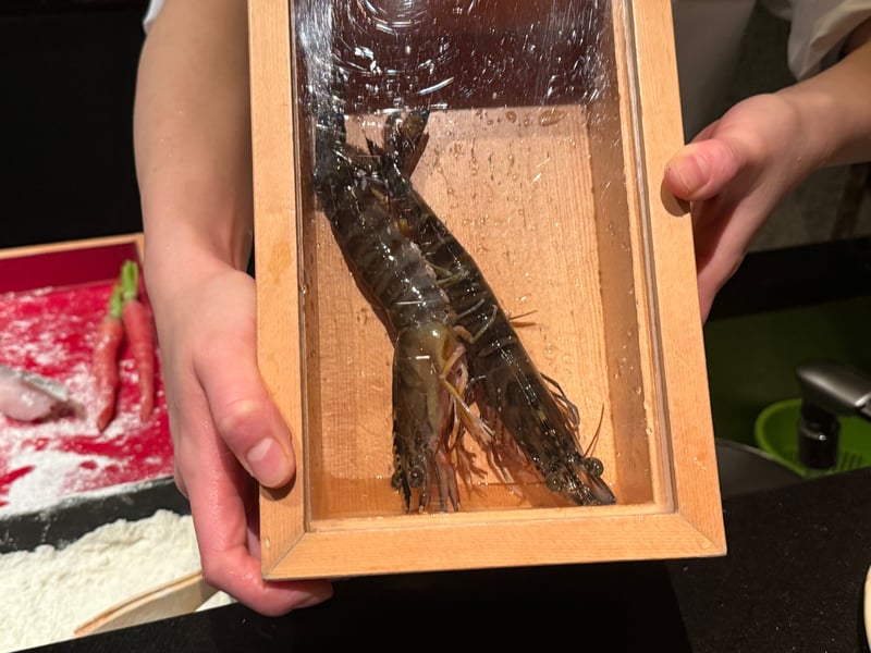 ガラス蓋の木箱に入った生きた車海老二尾
