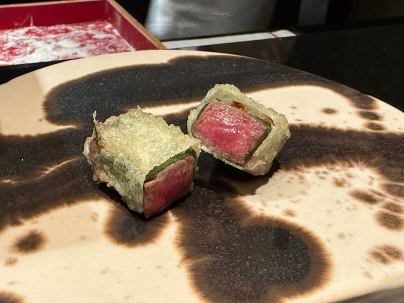 大葉で巻いて揚げ、二つに切った近江牛。断面は赤い