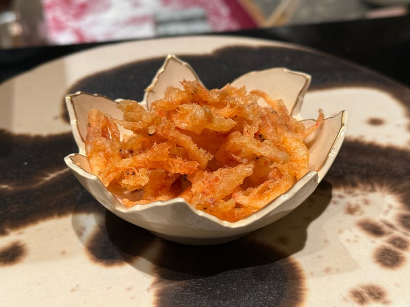蓮の花の形をした白い小鉢に盛った桜海老のかき揚げ