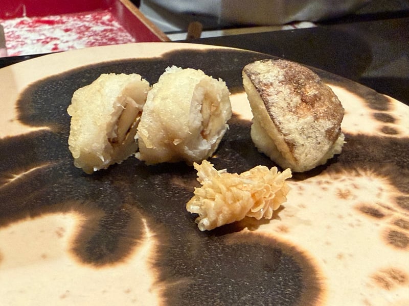 黒と生成りの皿にのせた椎茸の天ぷら