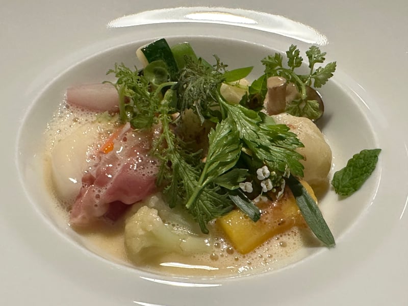 温野菜とニョッキ。カリフラワー、かぼちゃ、ズッキーニ、生ハムに泡のソース