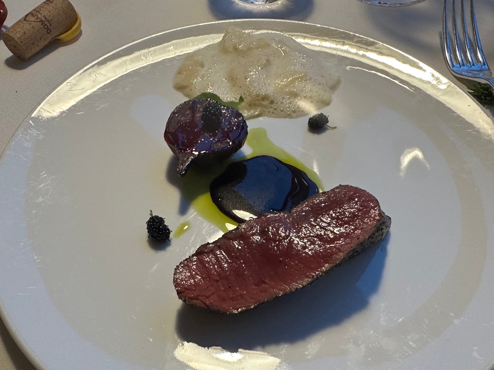 炭火で焼いた蝦夷鹿。山葡萄とビーツが添えてある