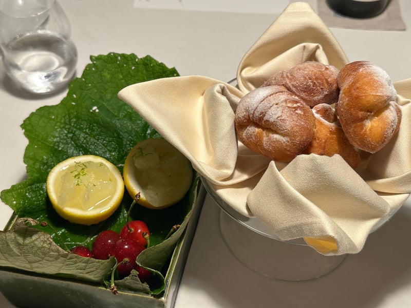 さくらんぼ、レモンゼリー、揚げパンの水菓子