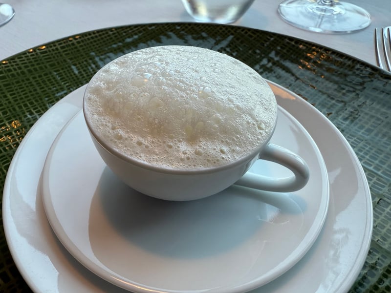 泡立てたヴィシソワーズをカップに注いだもの