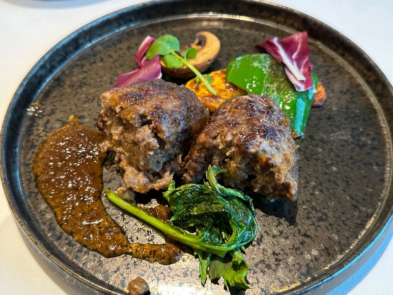 半分に割ったハンバーグ、山わさびのソース、焼き野菜