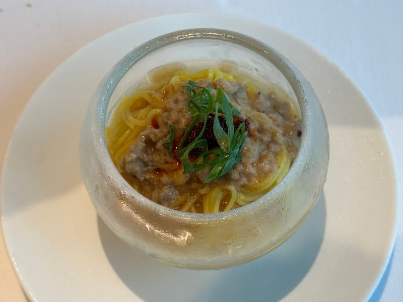 凍らせたガラスの器の冷やし担々麺