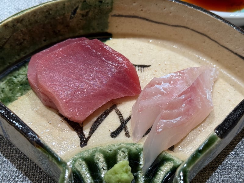 織部の角鉢に、マグロの中トロ一切れとアラの白身二切れ、わさびを添えて