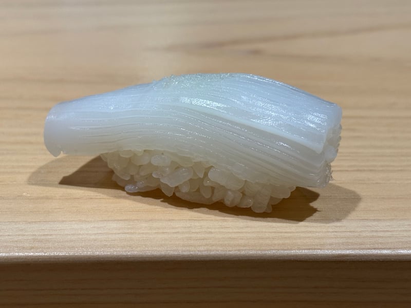 細かく包丁を入れた白いアカイカの握り