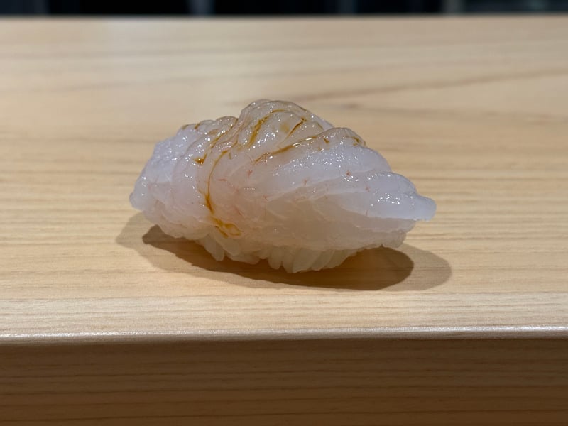 白海老を何尾も重ねて山にした握り