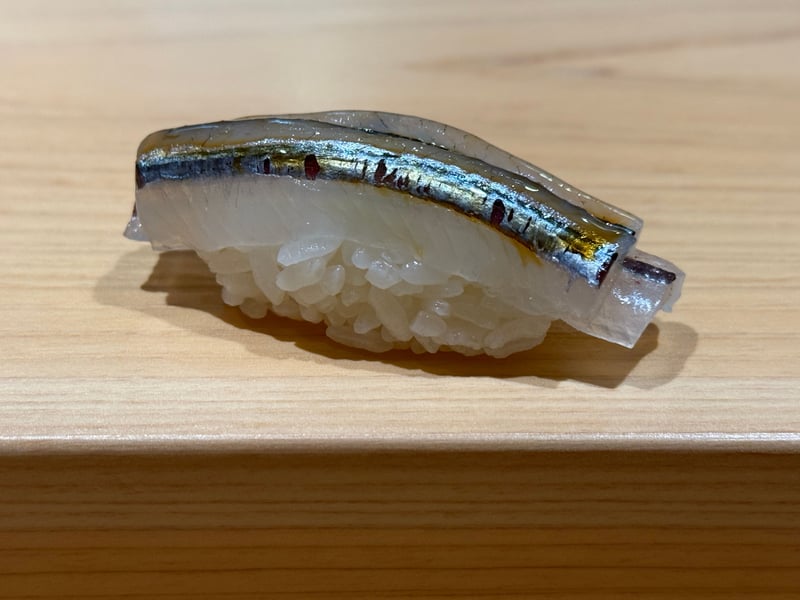 銀色の皮の筋を上に向けたサヨリの握り