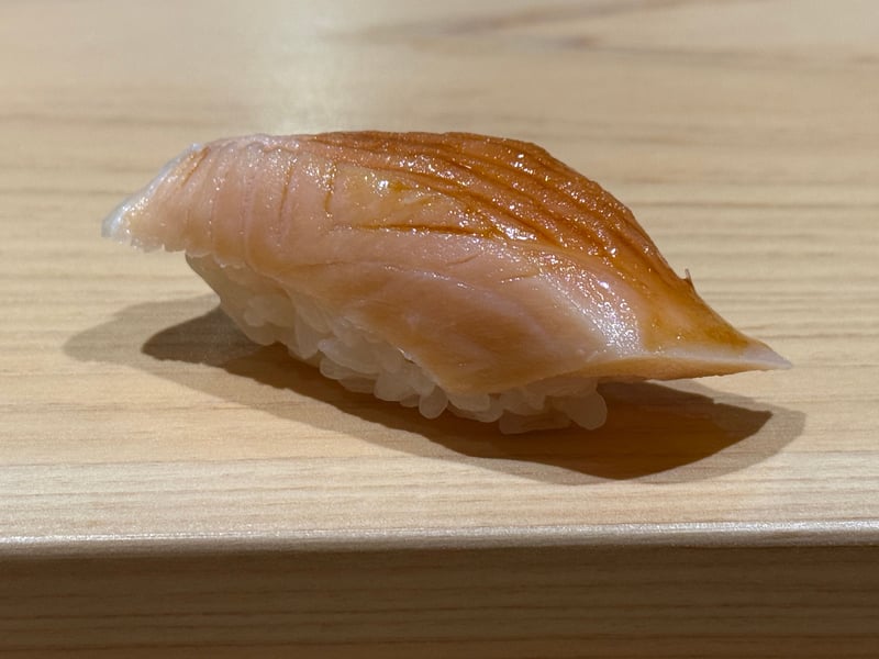 淡い橙色の身をそぎ切りにして重ねたサクラマスの握り