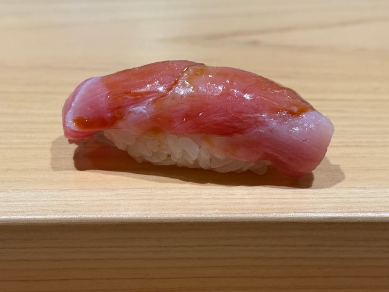 白い脂の筋が横に走る本鮪の握り