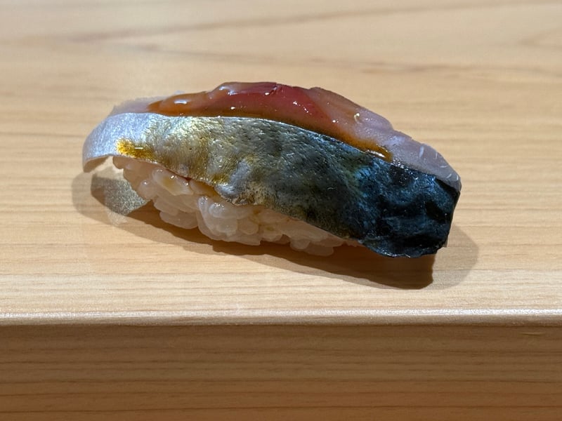 銀と黒の皮目を上にしたシメサバの握り