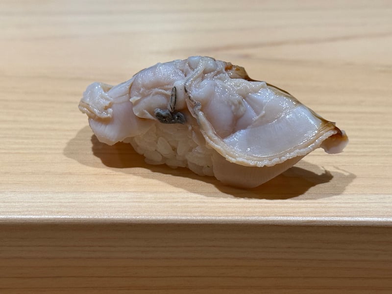 シャリを覆うように広げた煮蛤の握り