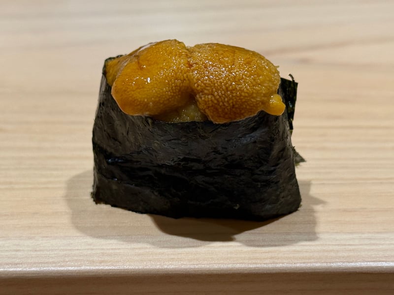 海苔で巻いた軍艦に、粒の立ったムラサキウニを盛ったもの