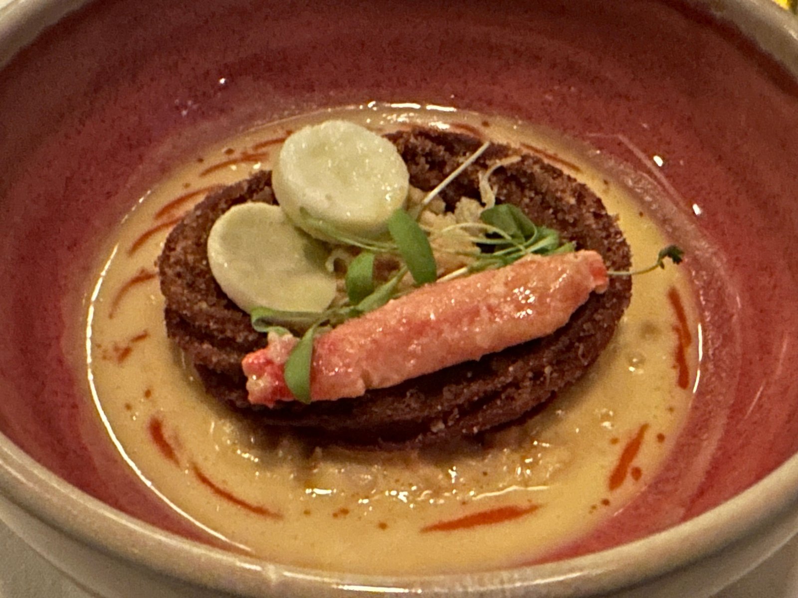 ココナッツの冷たいスープに、チュロスの輪とタラバガニの脚