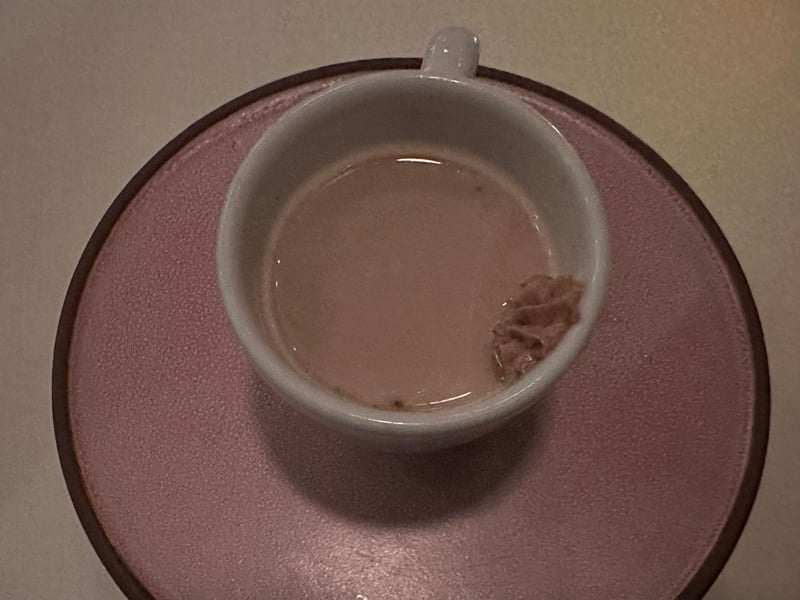 桃色の受け皿の小さなカップに、パンプキンスパイスラテ