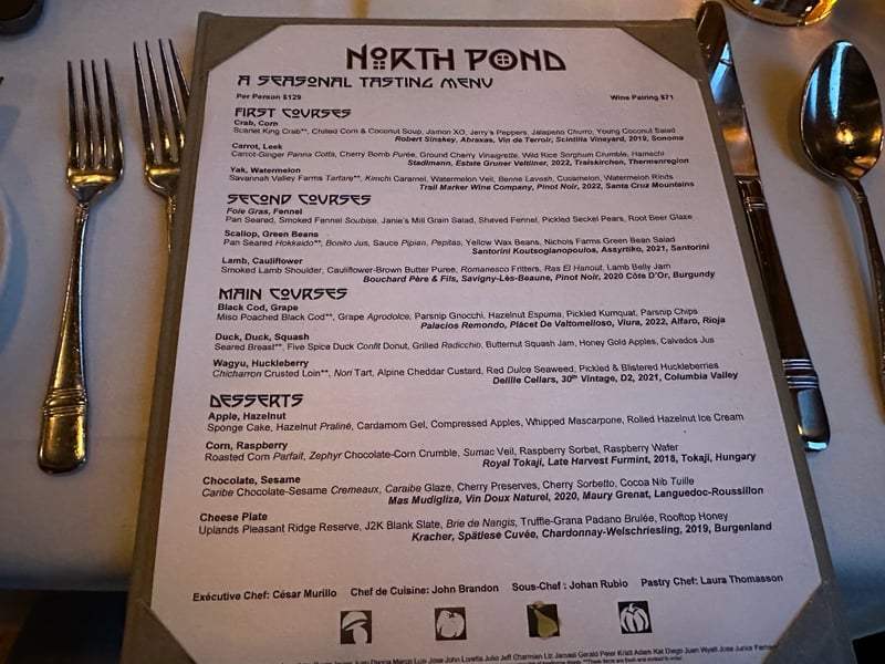 A SEASONAL TASTING MENU のカード。3つのコースとデザート、ワインペアリング