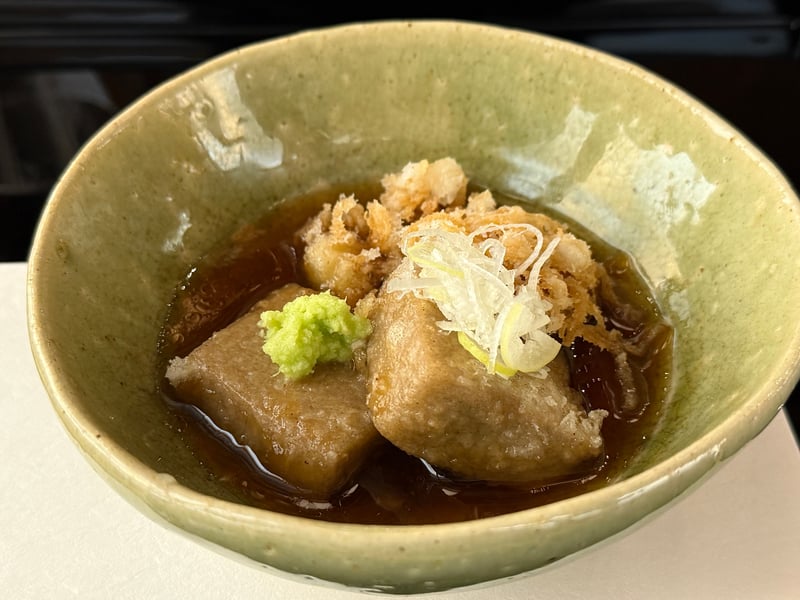 緑の鉢の揚げだし。そば豆腐とヤマブシタケに、おろしと白髪ねぎ、わさび