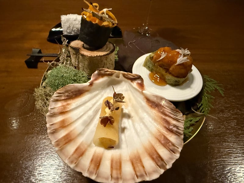 帆立の貝殻の一本、白樺に海苔の器、緑のスポンジにウニ