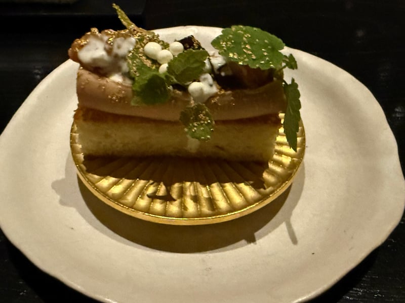 金箔とミントをのせた層のケーキ