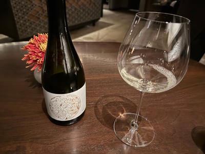 小嶋総本店の Untitled。白いラベルのボトルとグラス