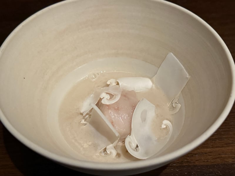 白い出汁に銀鱈の一片と、松茸の薄切り