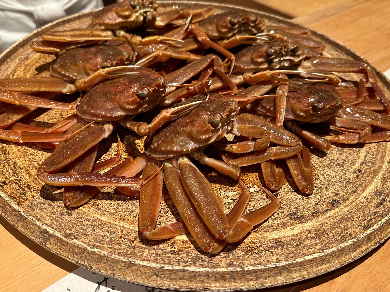 甲羅に内子と外子と身を詰めた新湊の香箱蟹の醤油漬け。隣に赤い椀の銀シャリ