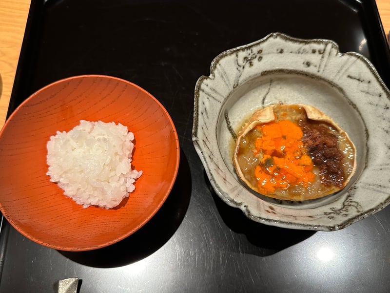 甲羅に内子と外子と身を詰めた香箱蟹の醤油漬け。隣に赤い椀の銀シャリ