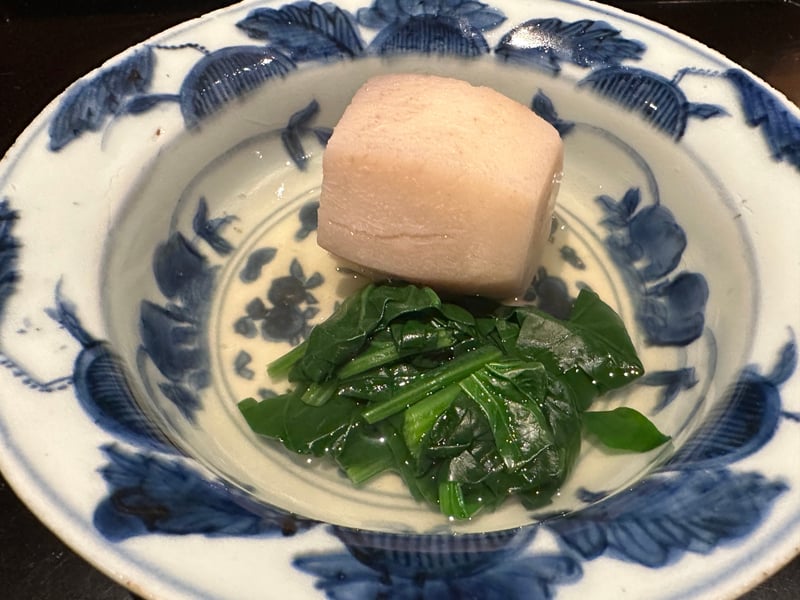 染付の鉢に、澄んだ出汁で炊いた里芋と青菜