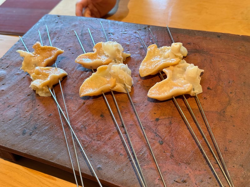 藁焼きにする前の越中バイを打った串