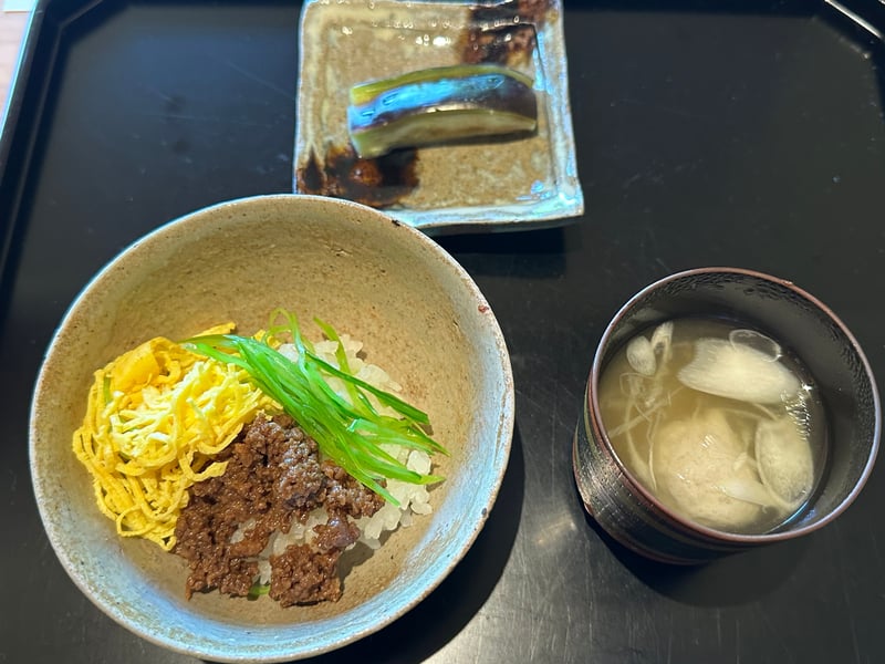 熊そぼろご飯をよそった器と香の物、吸い物