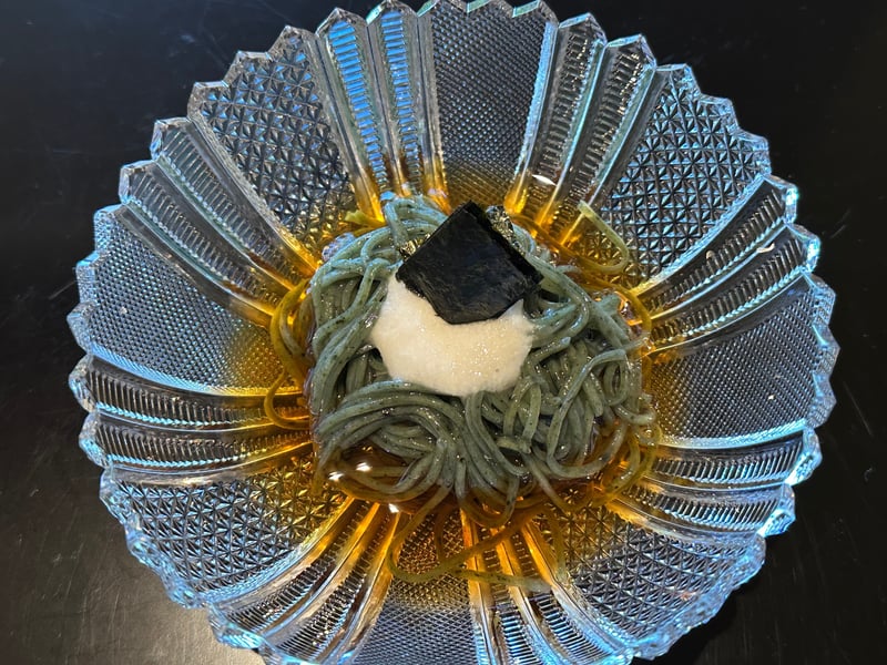 とろろと海苔を添えたよもぎ冷麦