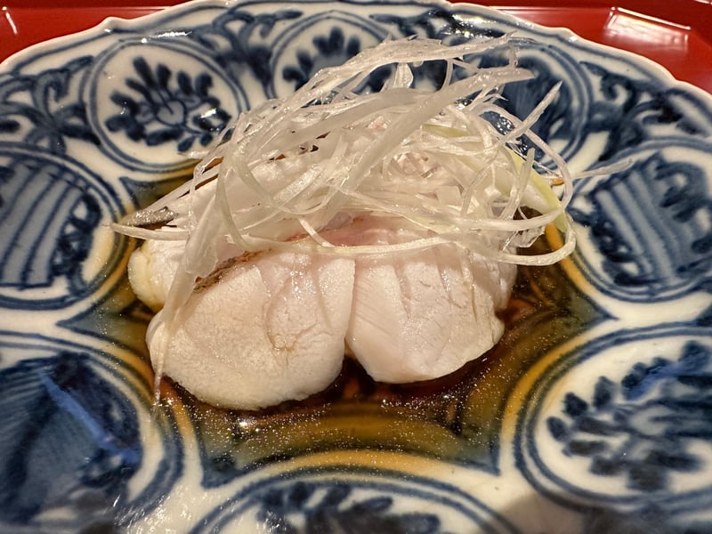 染付の鉢に、ポン酢でしゃぶしゃぶにしたのどぐろ。白髪ねぎが高く盛ってある