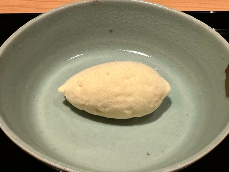 青磁の鉢にひとすくい盛った酒粕アイス