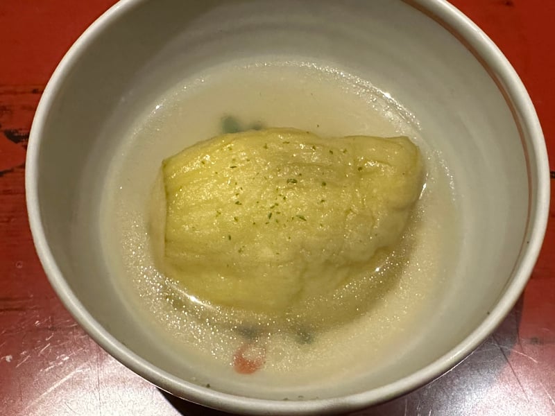 白い鉢に、皮をむいた吉川茄子が丸ごと澄んだ出汁に浸かっている