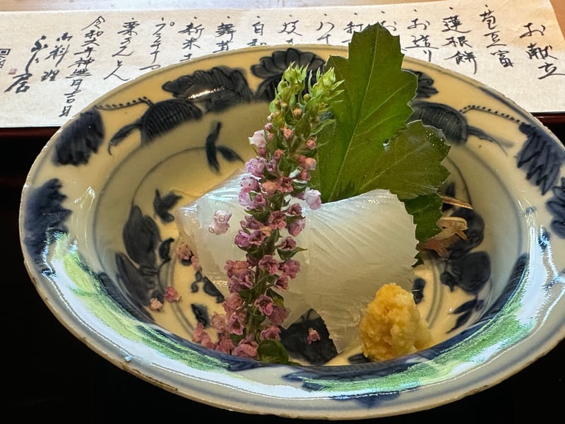 染付の鉢にアオリイカ、紫蘇の花穂、おろし生姜