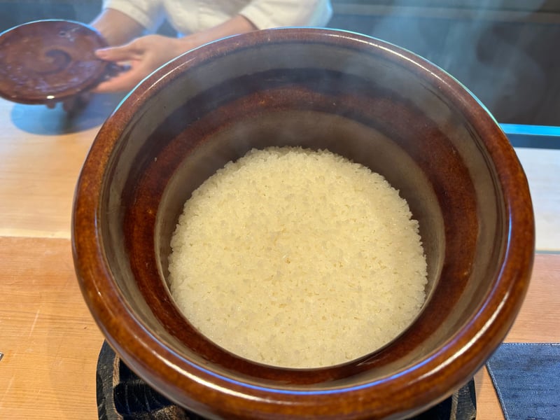 土鍋の蓋を開けたところ、湯気の立つ新米