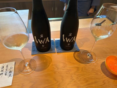 IWA 5 の黒いボトルが2本と、2つのグラス