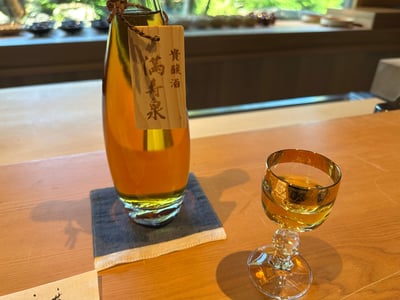 満寿泉 貴醸酒、琥珀色のボトルと金縁のグラス
