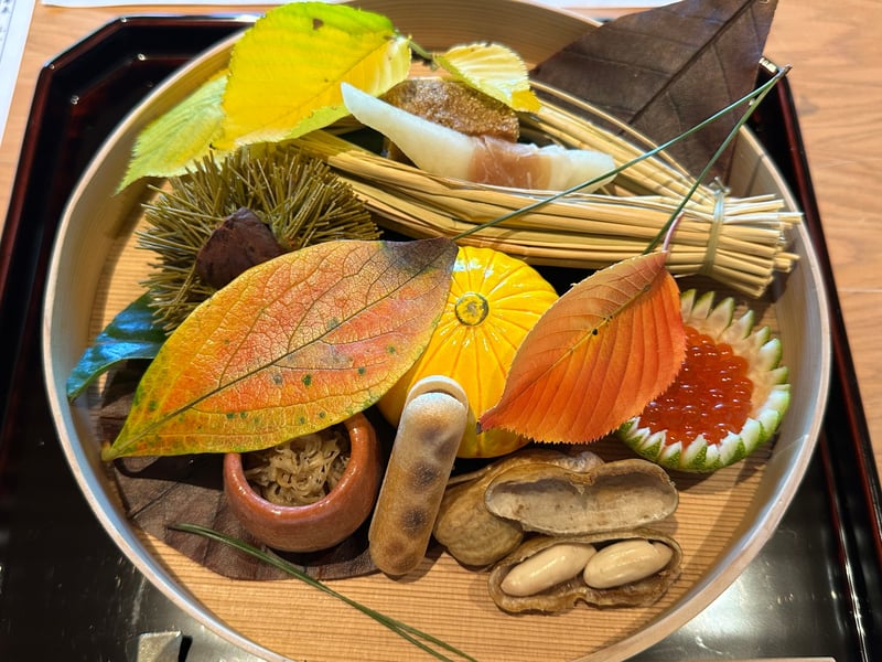 紅葉と栗のいがを敷いた八寸。いくら、落花生、モナカ、梨に生ハム