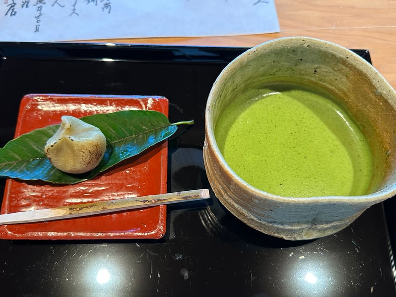 朱の角皿に炙った栗きんとん、横に抹茶