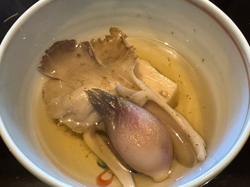 出汁に天然舞茸と茗荷、柚子