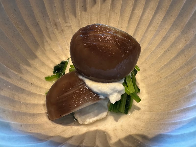 白い縞の鉢に椎茸とほうれん草の白和え