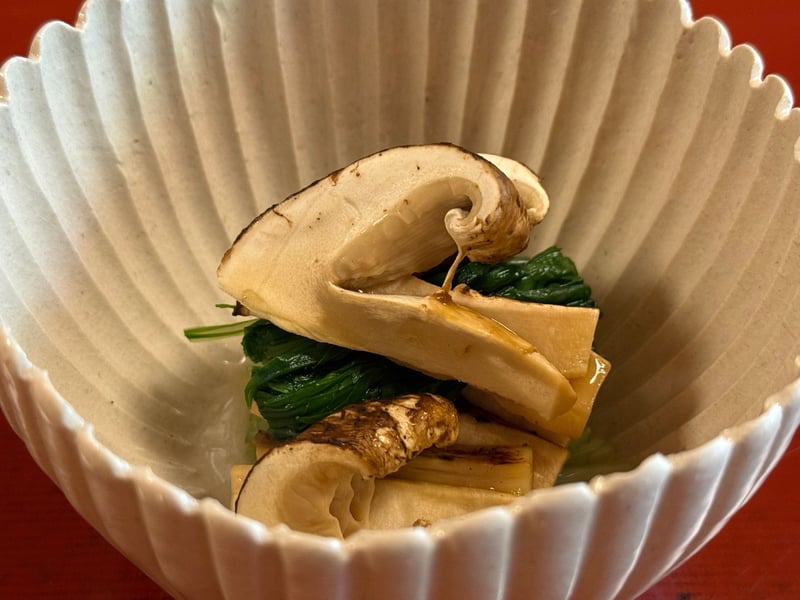 貝形の白い鉢に、ほうれん草と松茸の浸し
