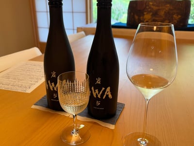 IWA 5 の瓶2本と、切子のグラスとワイングラス