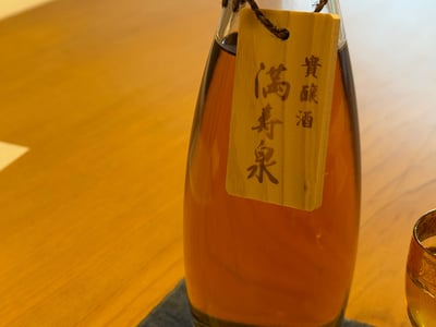 木札を下げたガラスの徳利に、満寿泉の貴醸酒